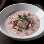 Civet de Lapin au Chocolat Blanc, Olives Noires et Estragon